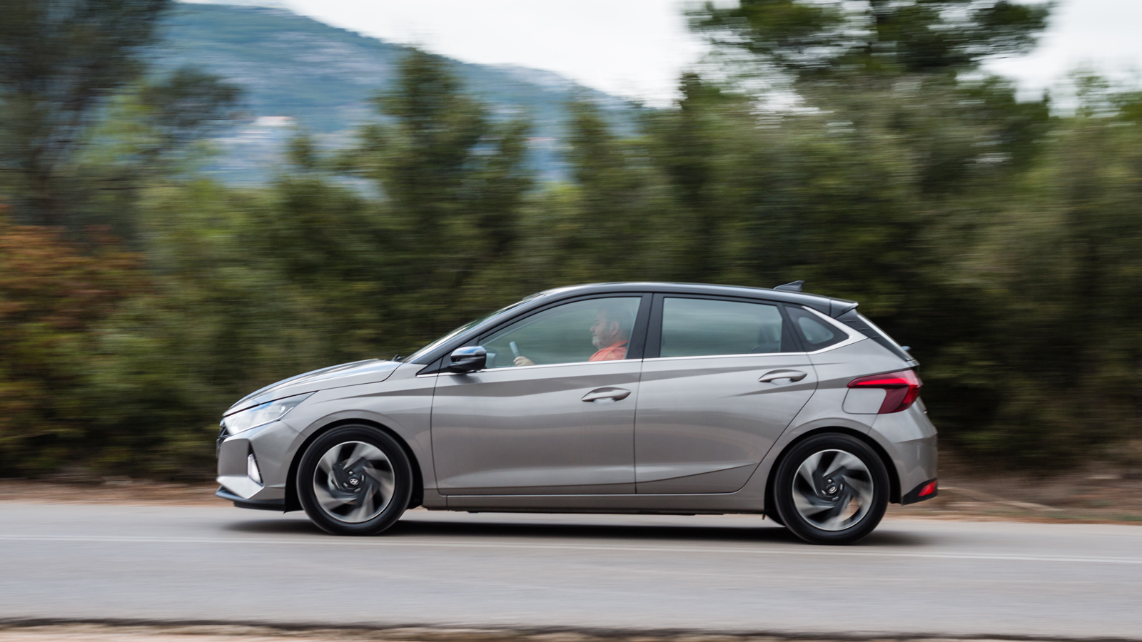 Κάτω από το καπό του αυτοκινήτου δοκιμής βρίσκεται ένα ατμοσφαιρικό μοτέρ χωρητικότητας 1.197 κ.εκ. Αποδίδει 84 ίππους και 118 Nm ροπής στις 4.000 σ.α